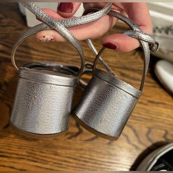 MIU MIU
Metallic Leather Bow Sandal, Silver size 38.5 - Picture 7 of 8